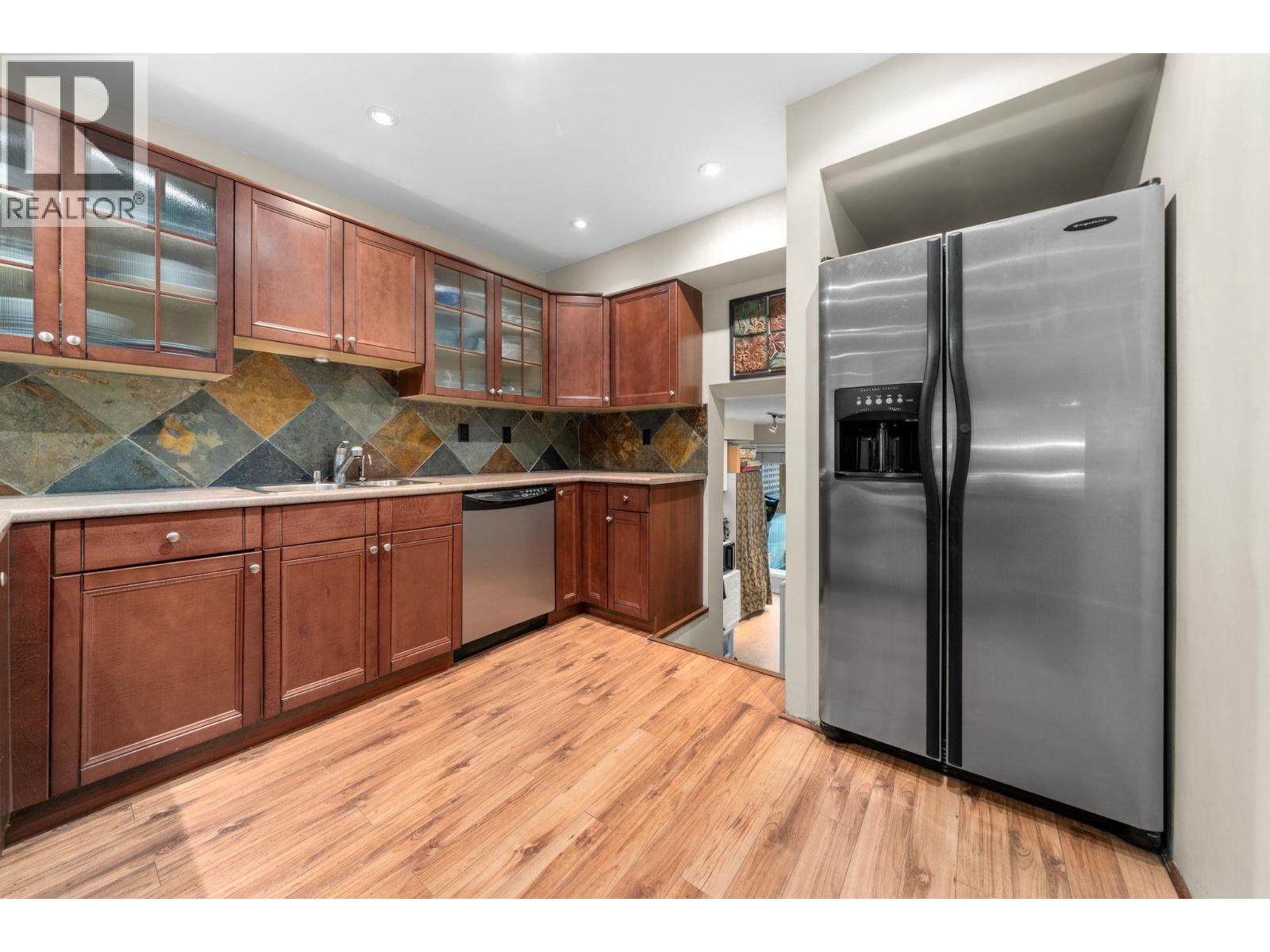 6 230 W 15TH STREET, North Vancouver