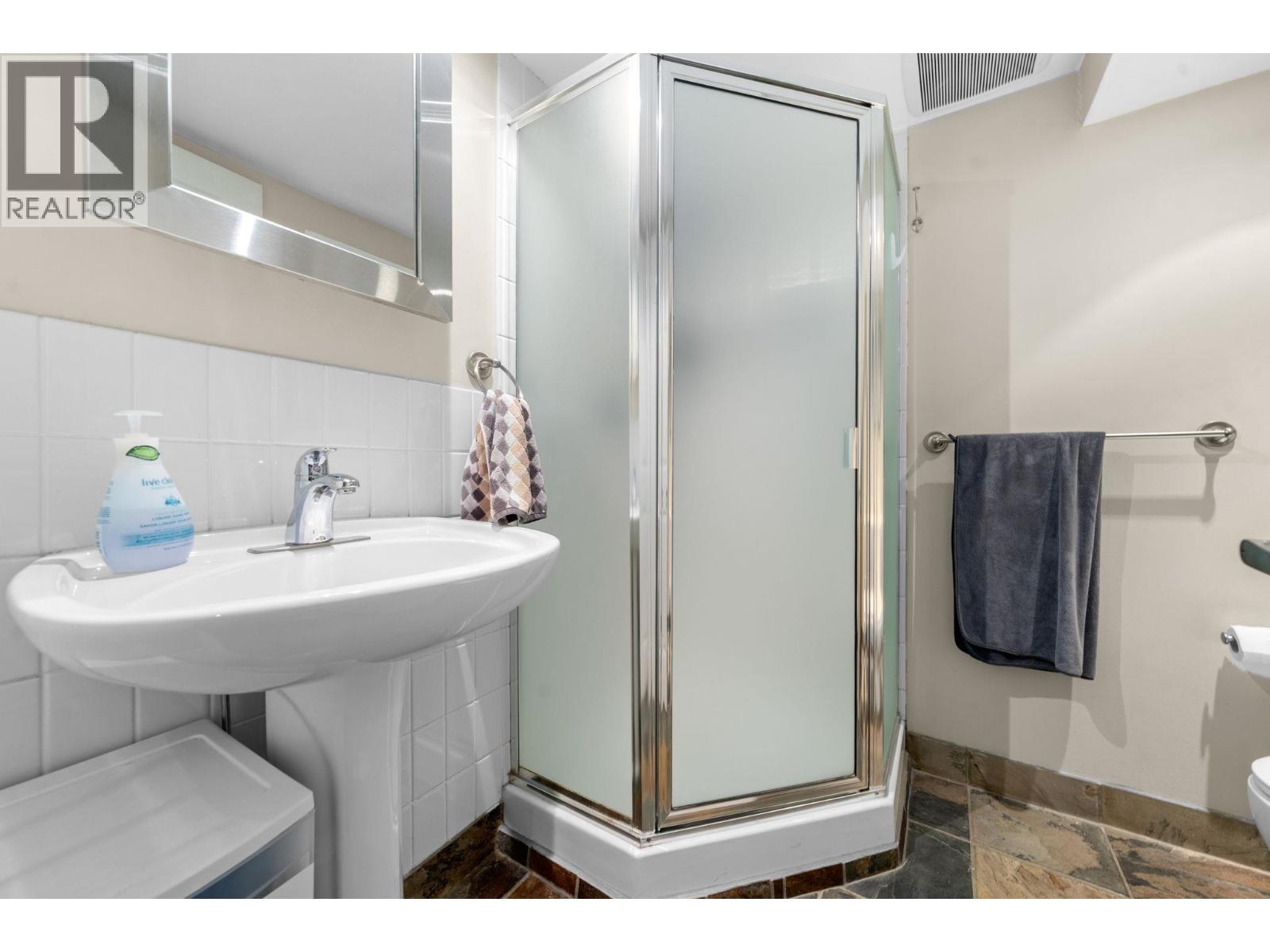 6 230 W 15TH STREET, North Vancouver