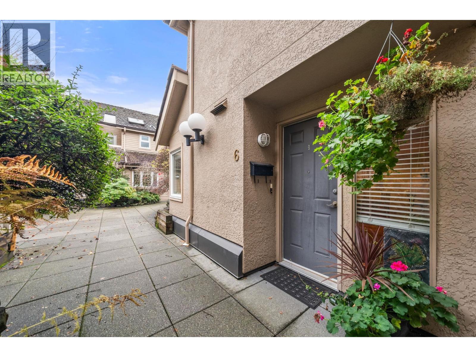 6 230 W 15TH STREET, North Vancouver