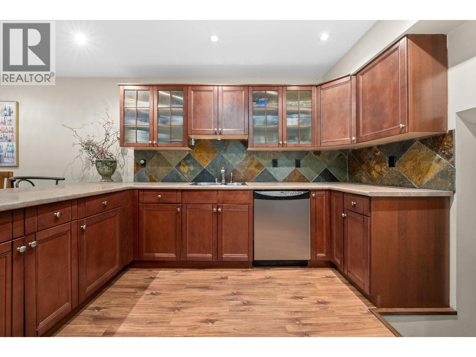 6 230 W 15TH STREET, North Vancouver