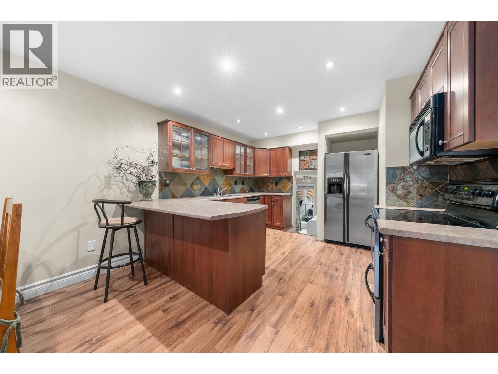 6 230 W 15TH STREET, North Vancouver