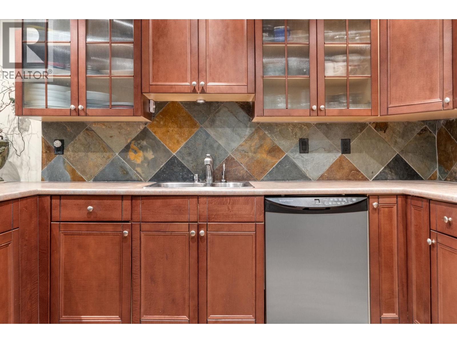 6 230 W 15TH STREET, North Vancouver