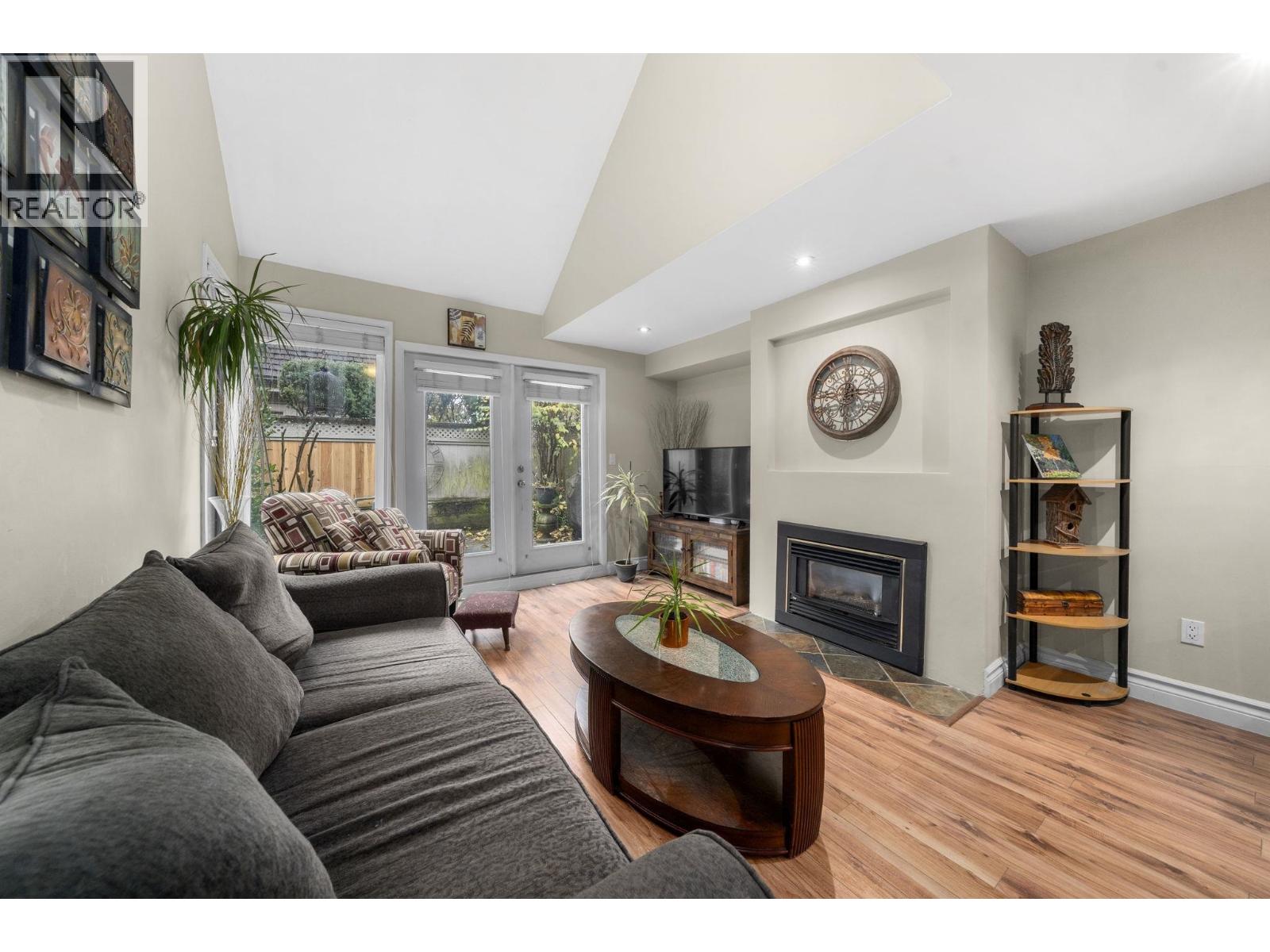 6 230 W 15TH STREET, North Vancouver