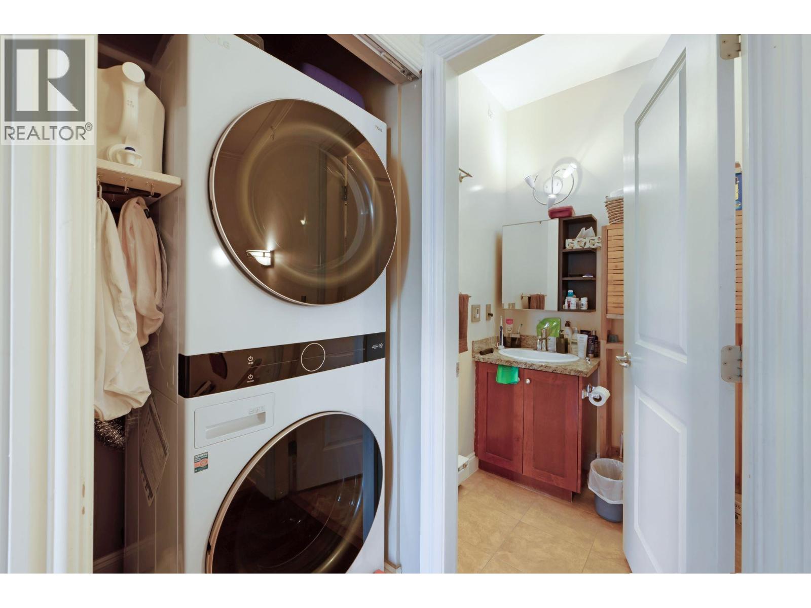 201 75 N RENFREW STREET, Vancouver