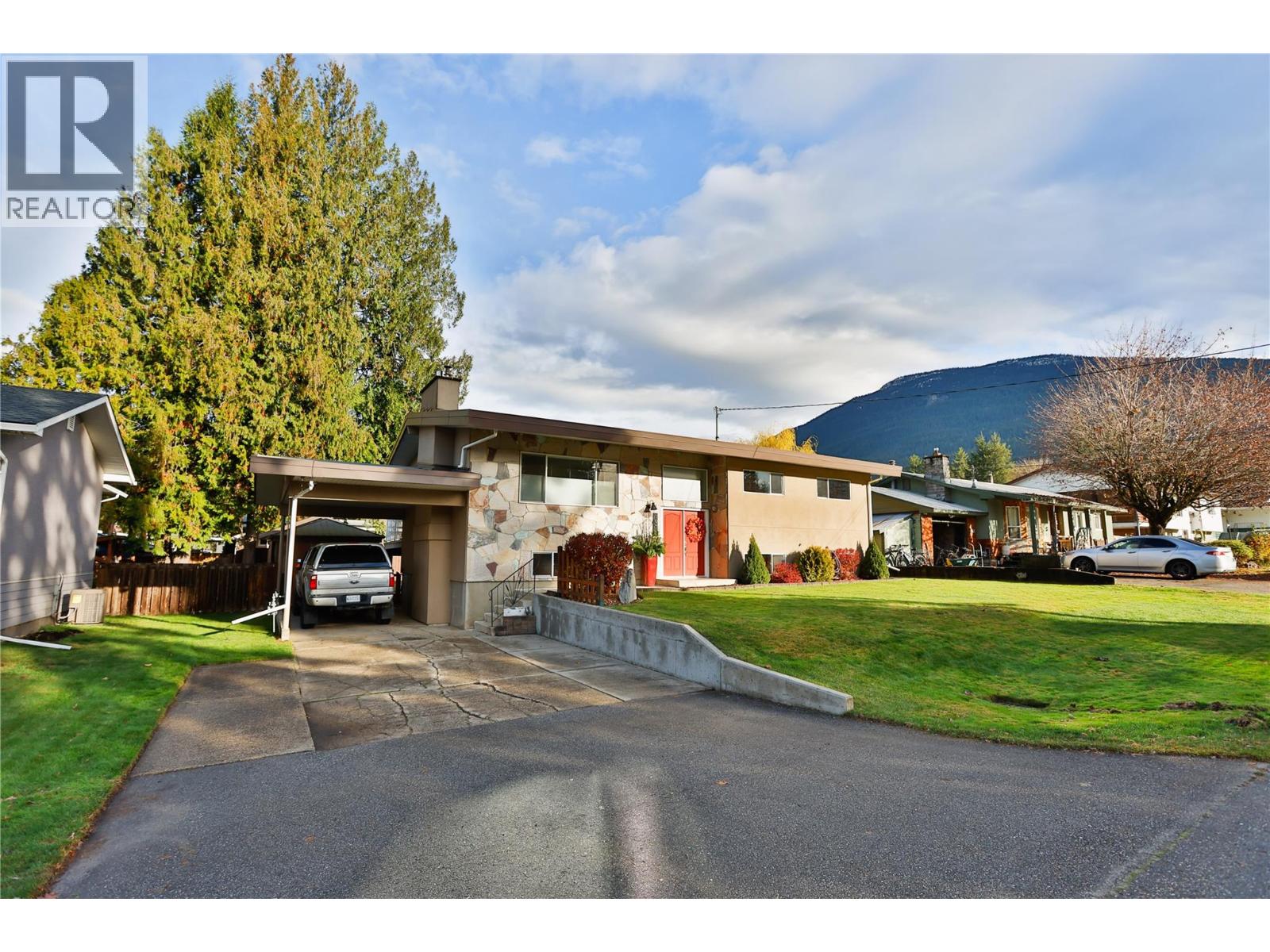 1976 Maddocks Road, Revelstoke