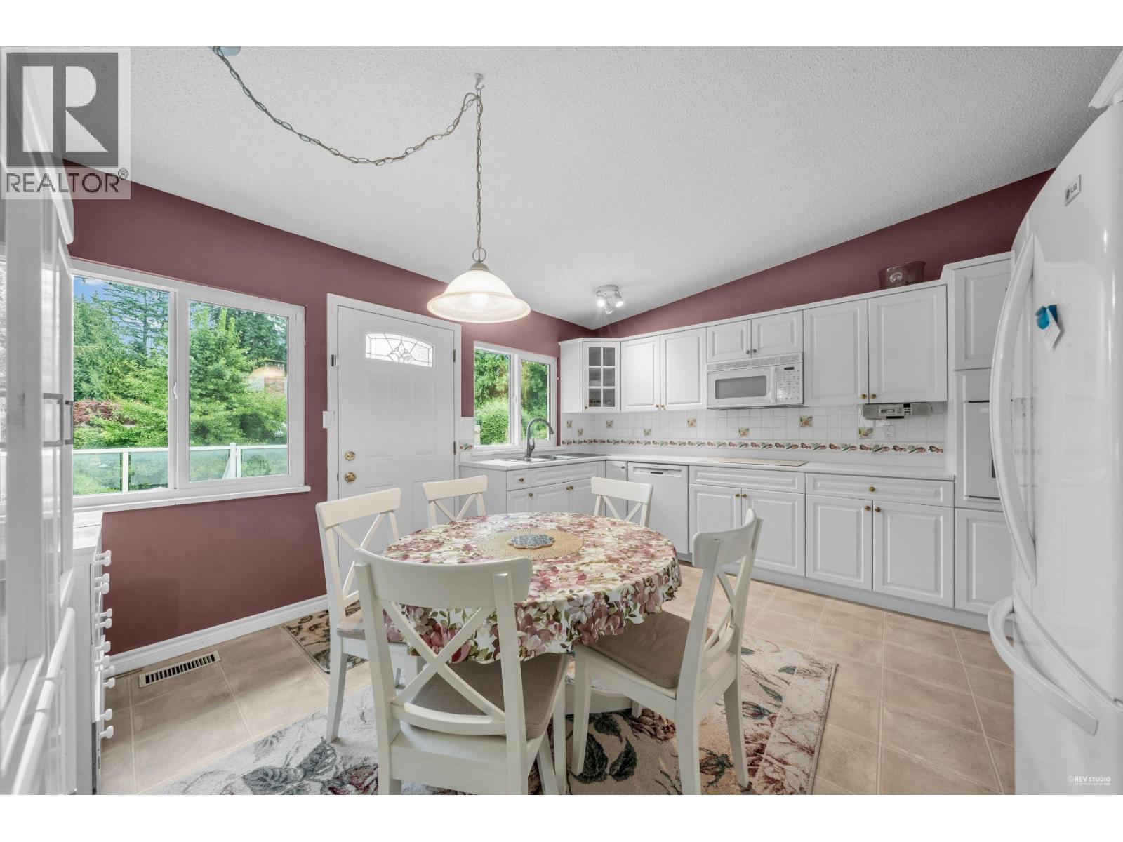 3566 REGENT AVENUE, North Vancouver