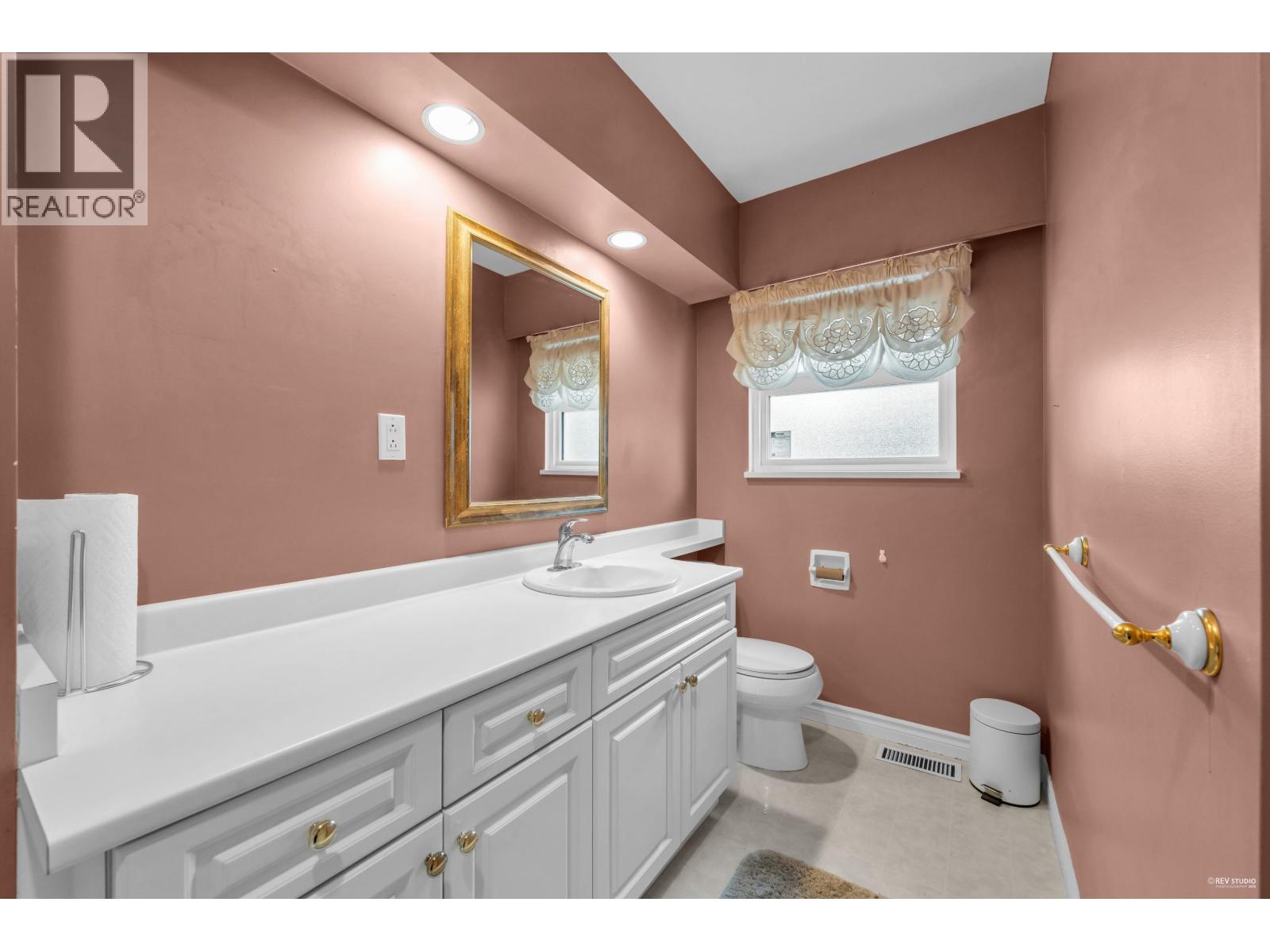 3566 REGENT AVENUE, North Vancouver