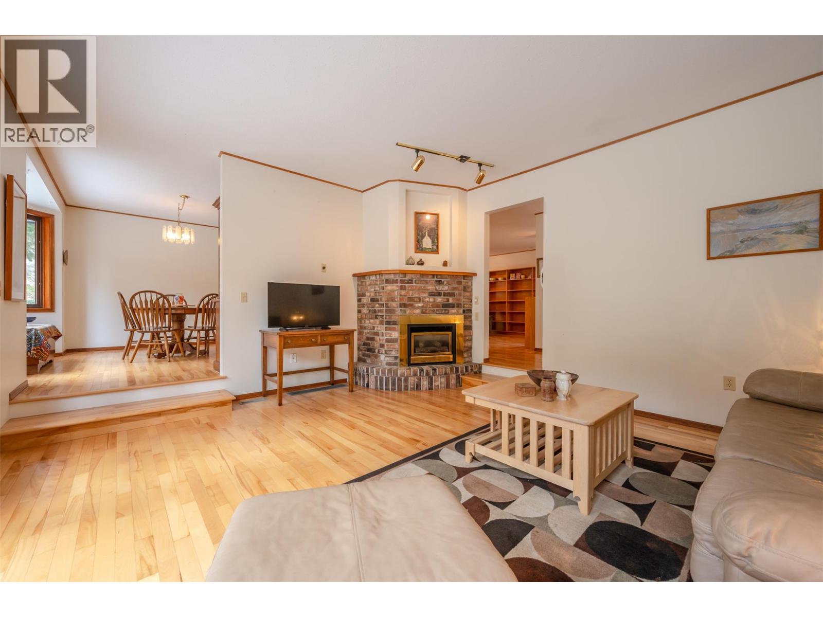 8015 Victoria Road S, Summerland