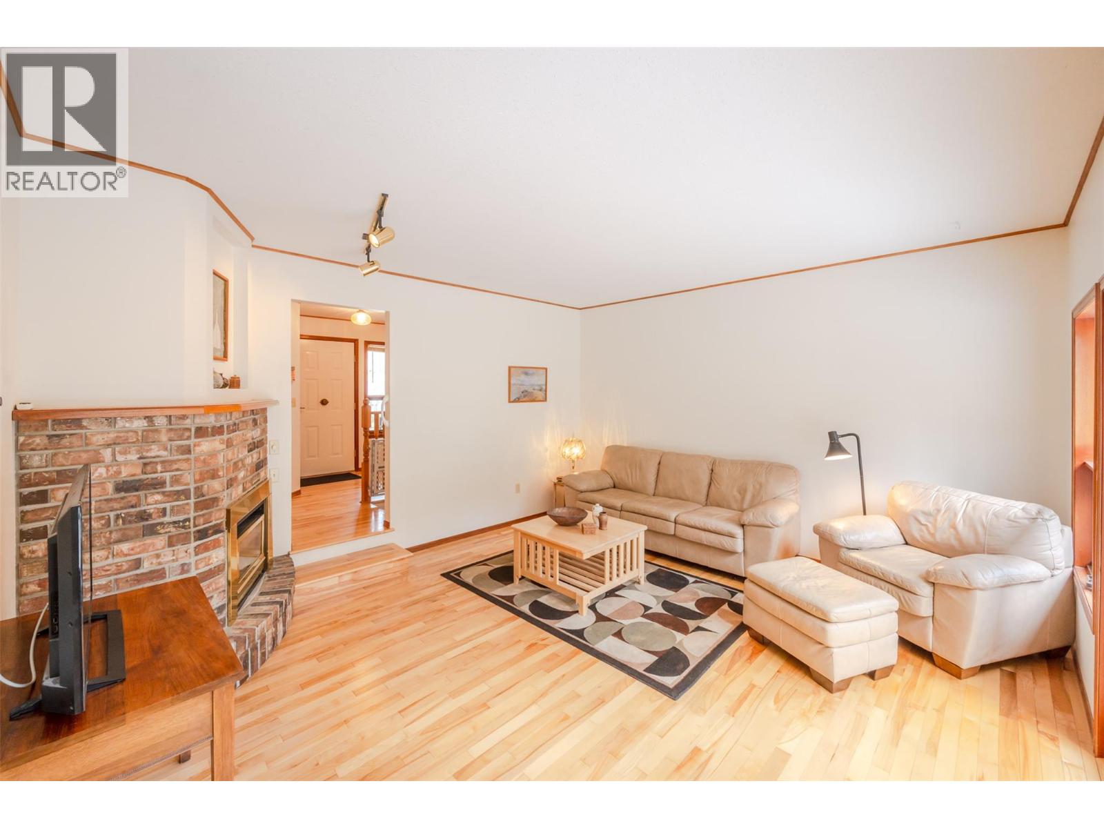 8015 Victoria Road S, Summerland