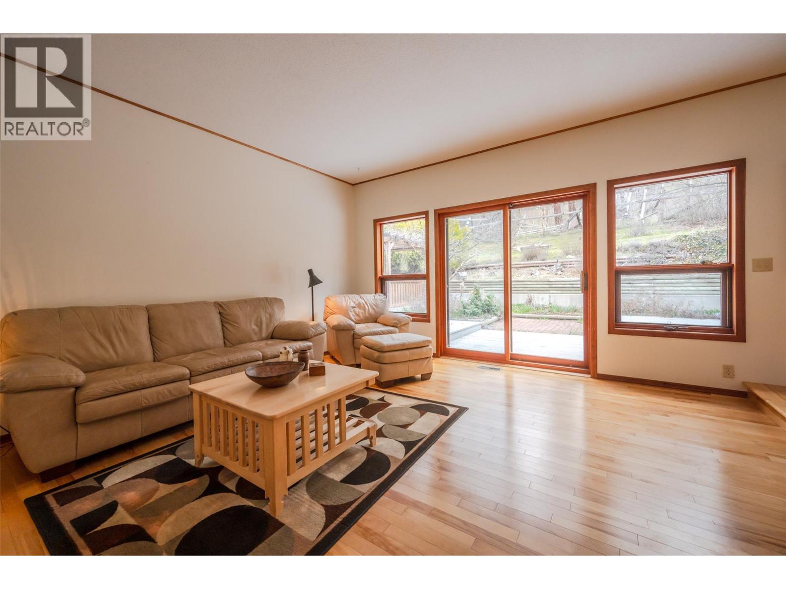 8015 Victoria Road S, Summerland