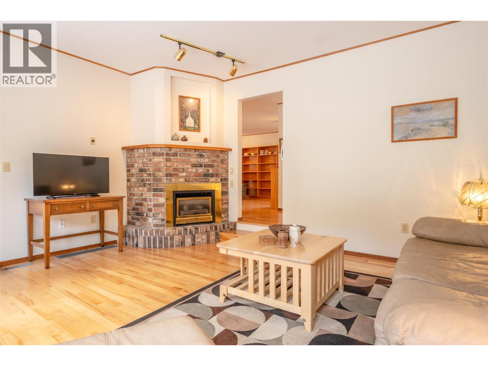 8015 Victoria Road S, Summerland