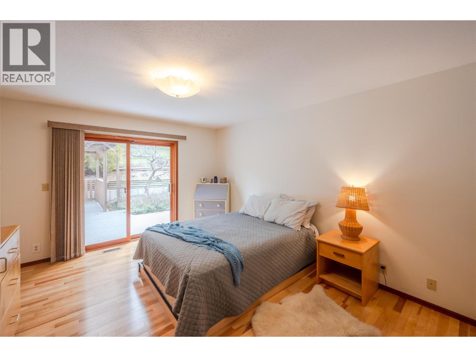 8015 Victoria Road S, Summerland