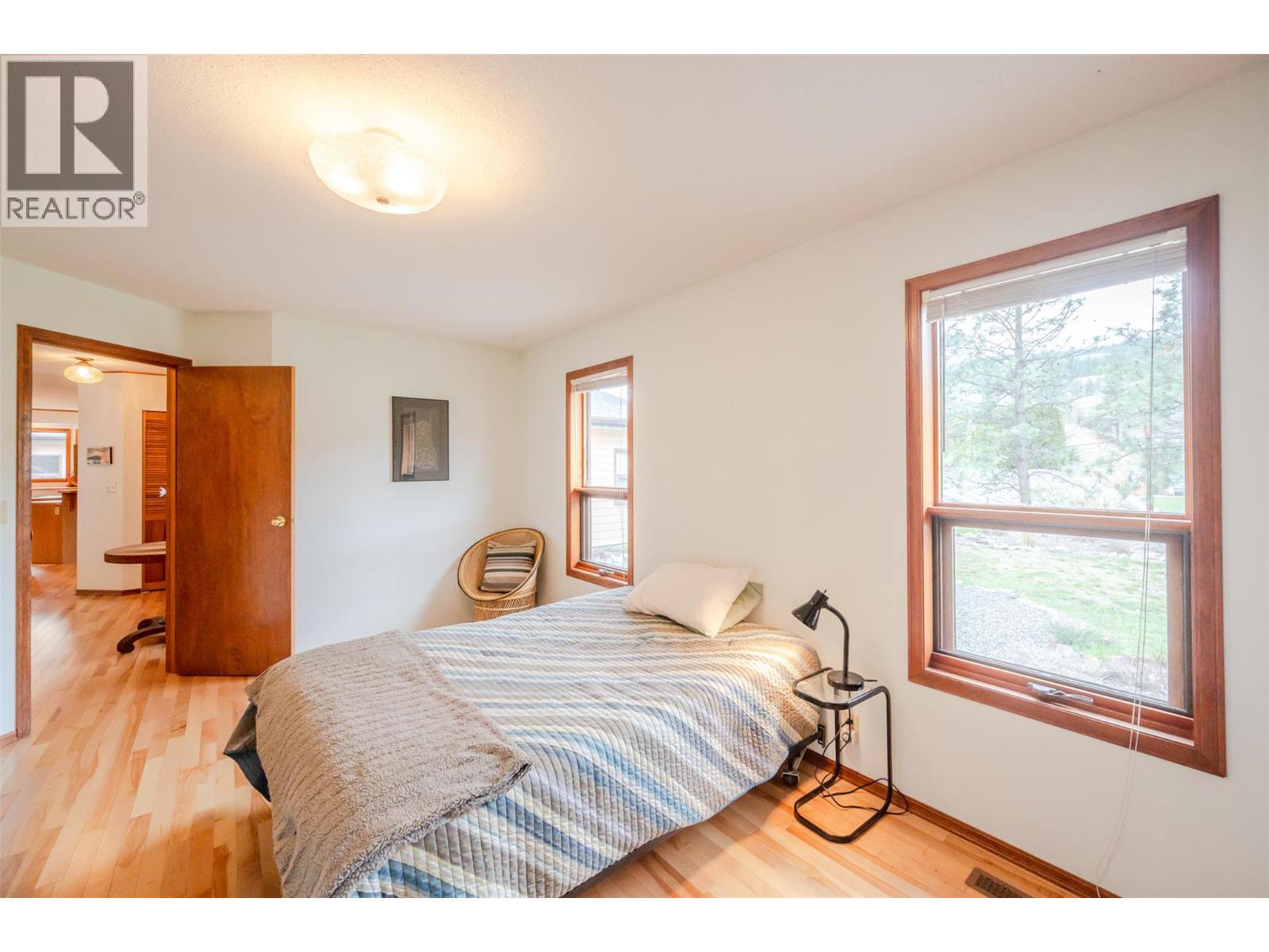 8015 Victoria Road S, Summerland