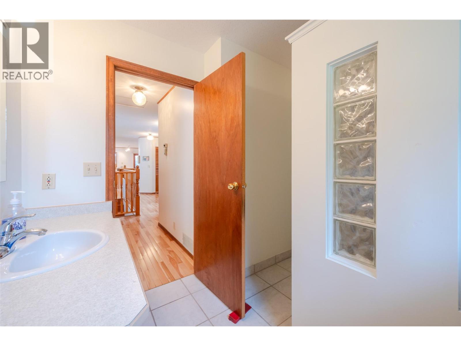 8015 Victoria Road S, Summerland