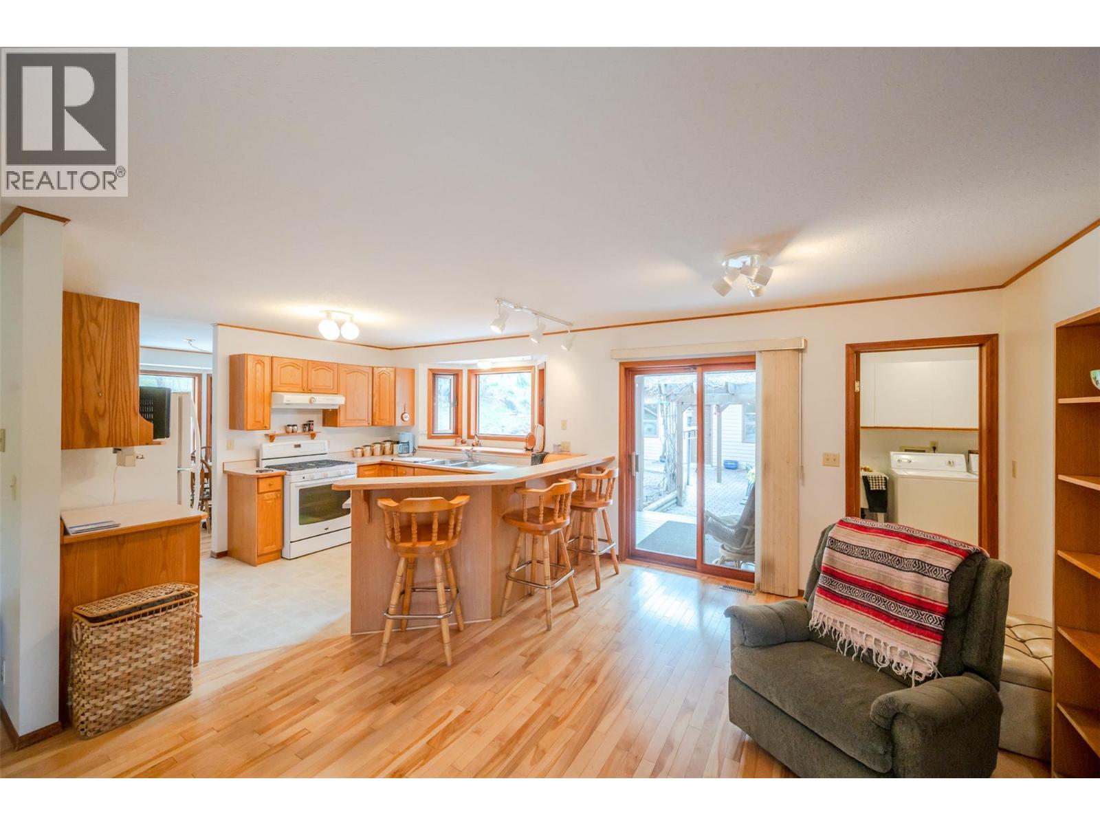 8015 Victoria Road S, Summerland