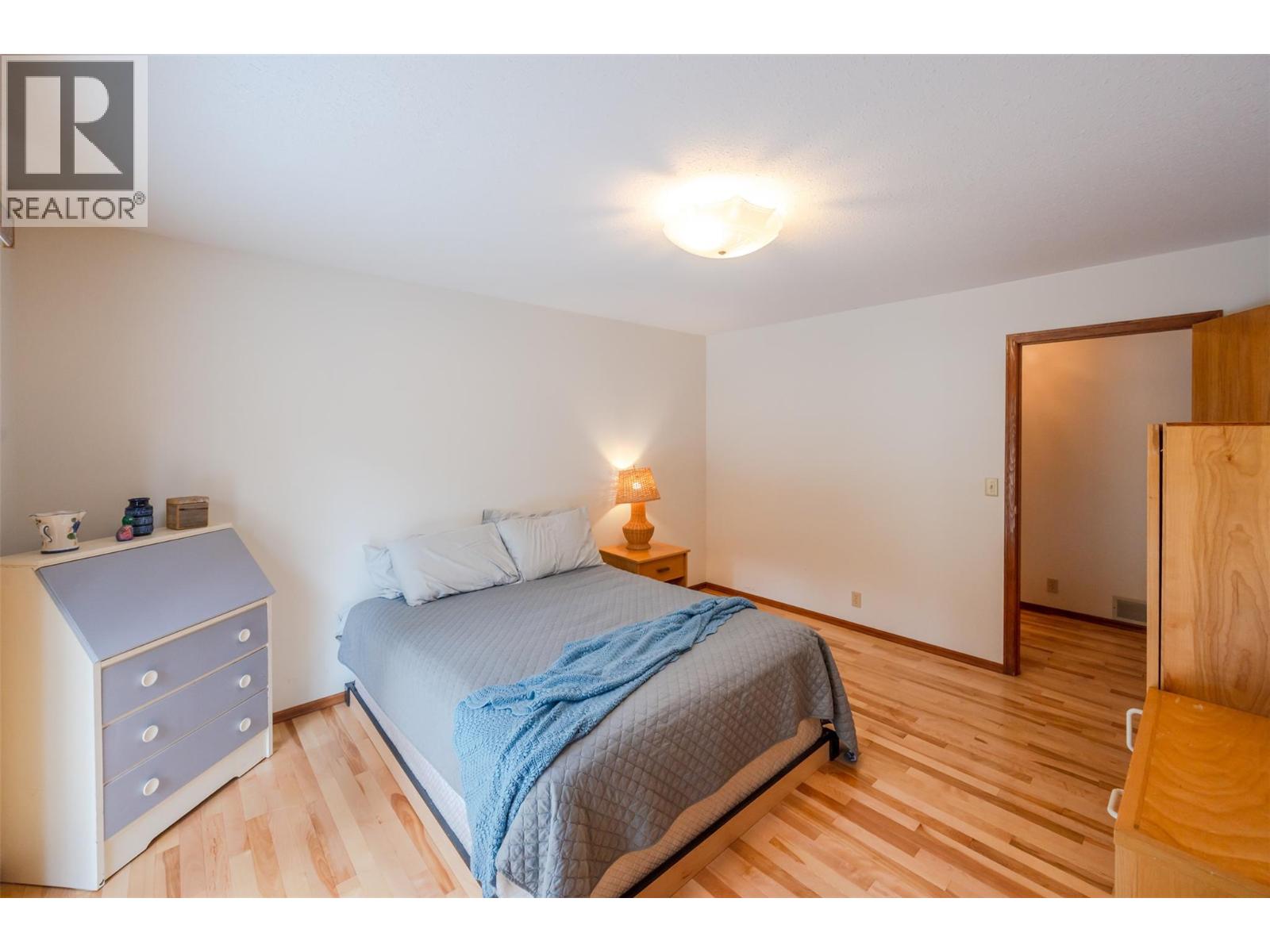 8015 Victoria Road S, Summerland