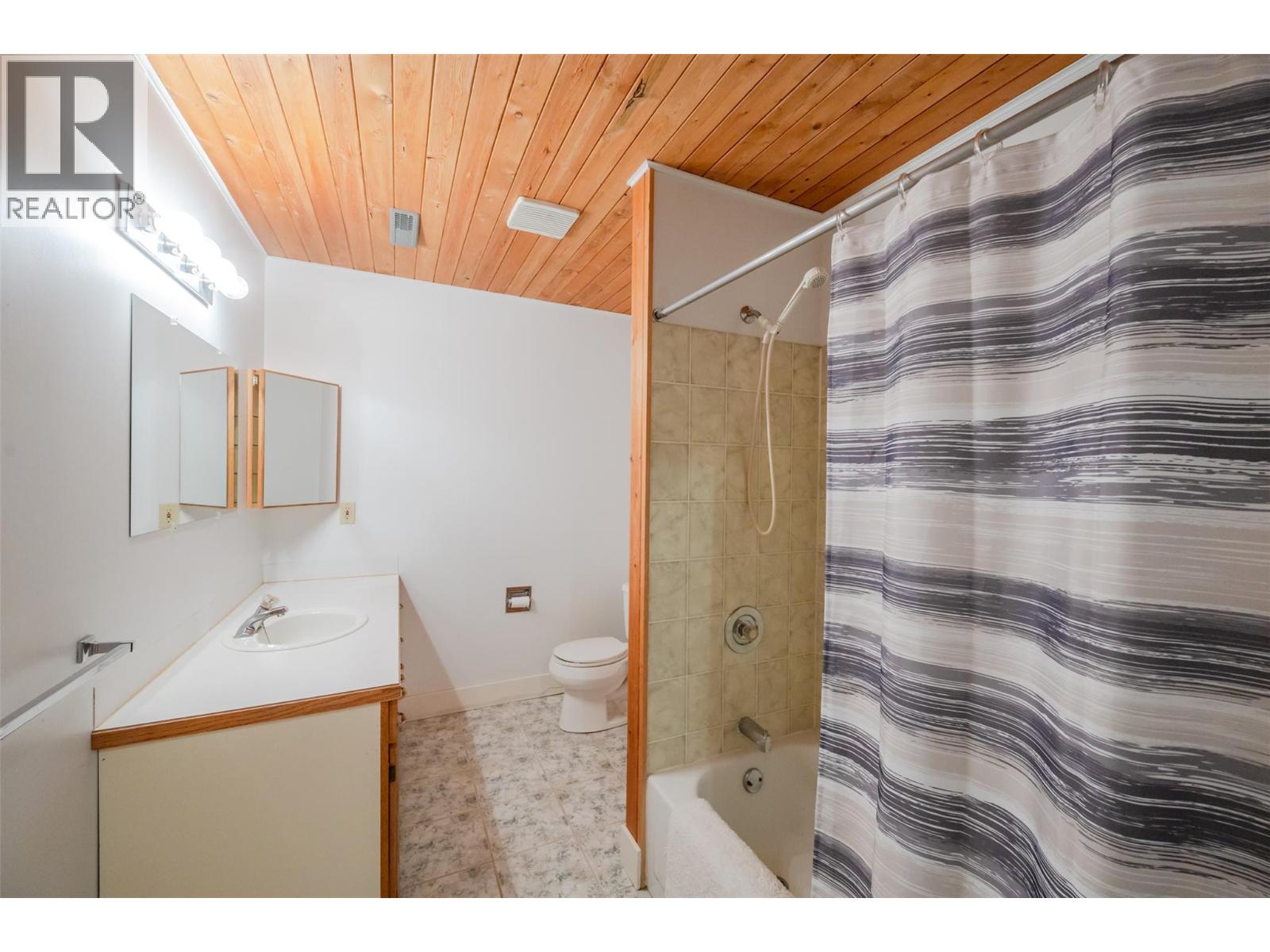 8015 Victoria Road S, Summerland