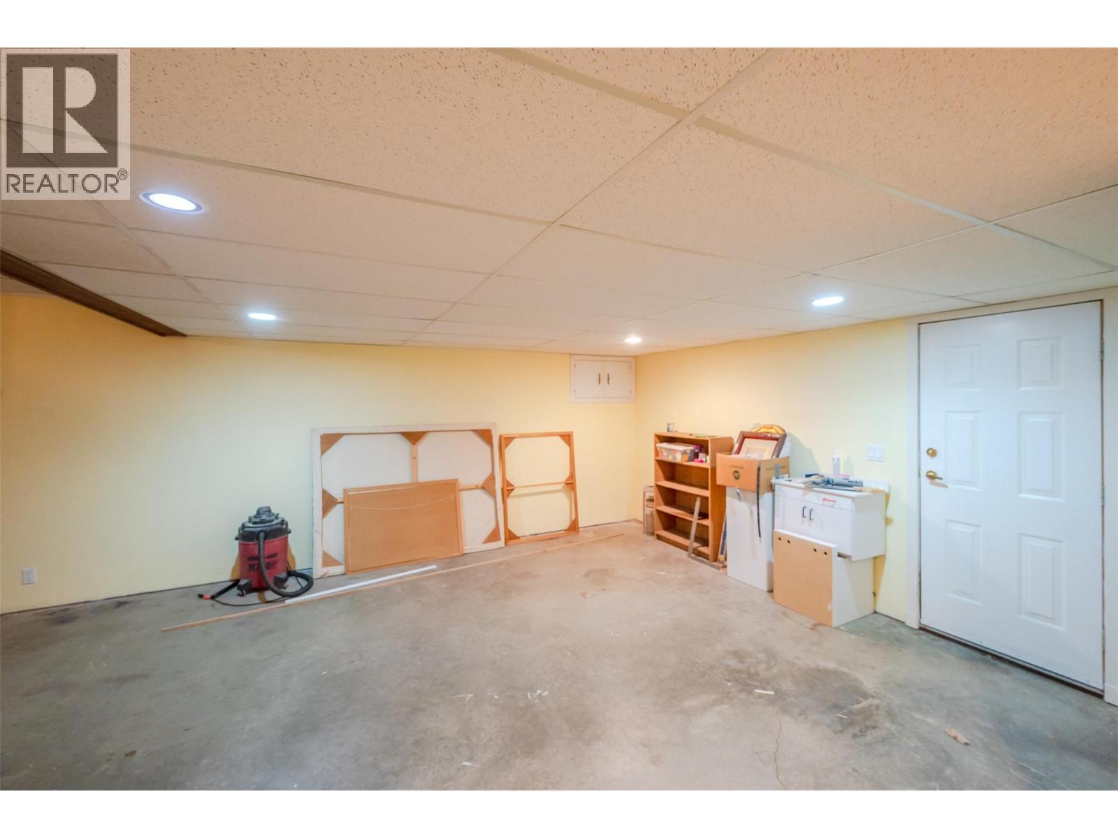 8015 Victoria Road S, Summerland