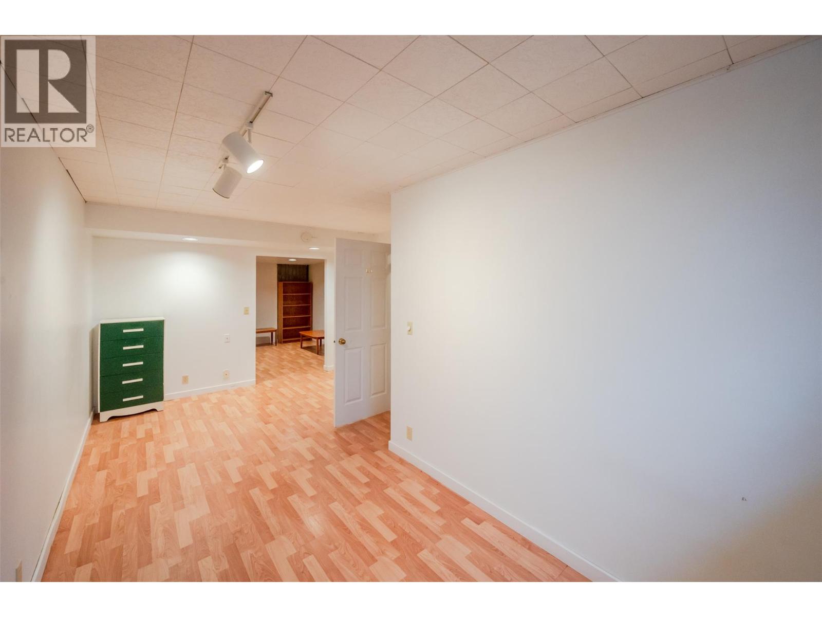 8015 Victoria Road S, Summerland