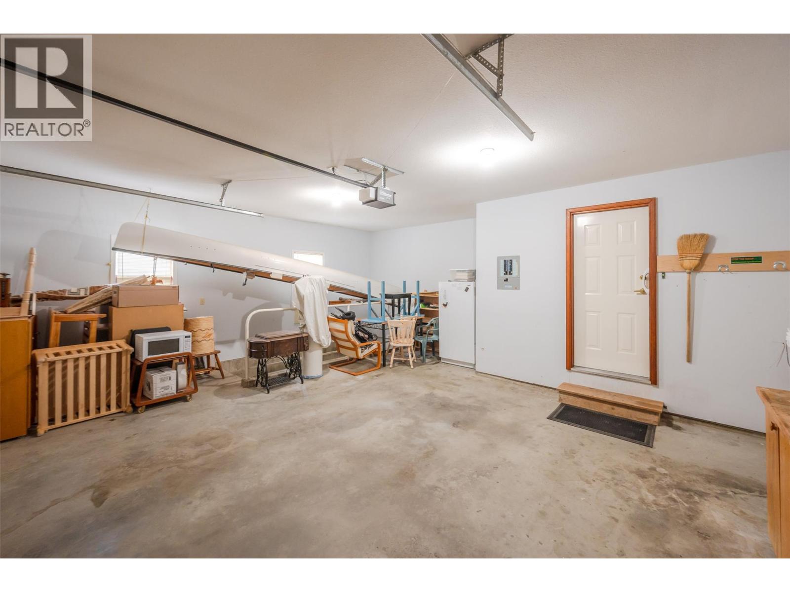 8015 Victoria Road S, Summerland