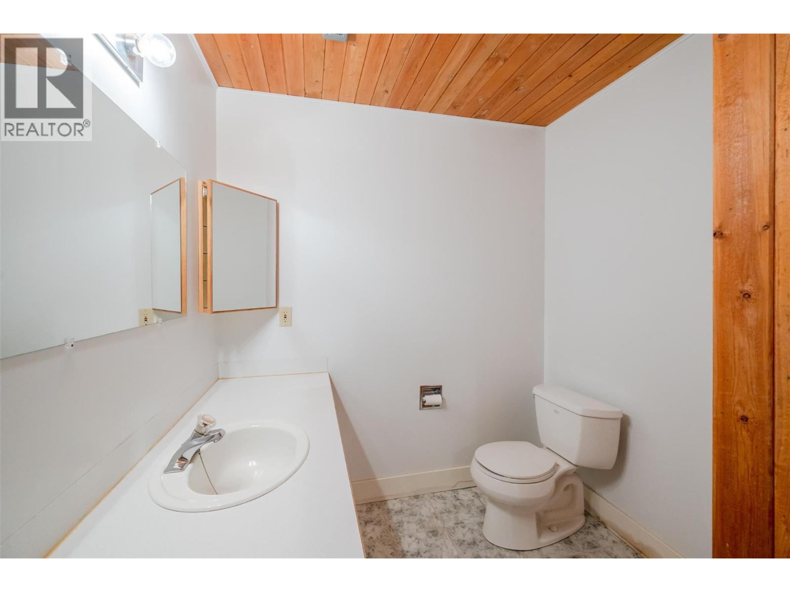 8015 Victoria Road S, Summerland