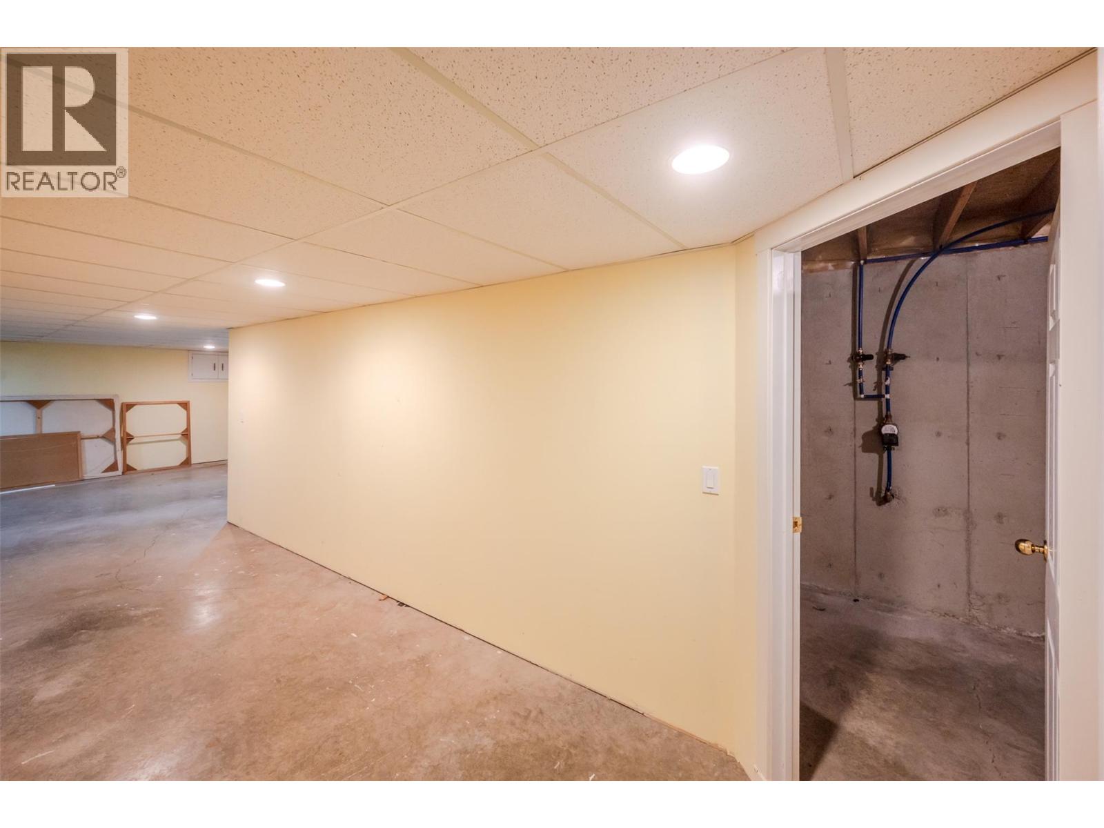 8015 Victoria Road S, Summerland