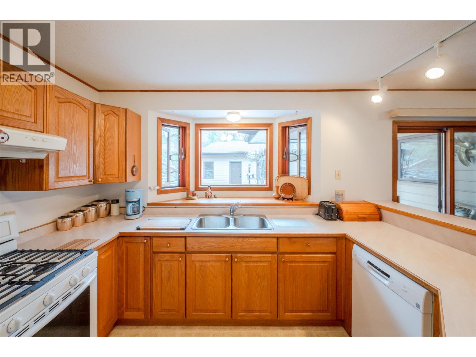 8015 Victoria Road S, Summerland