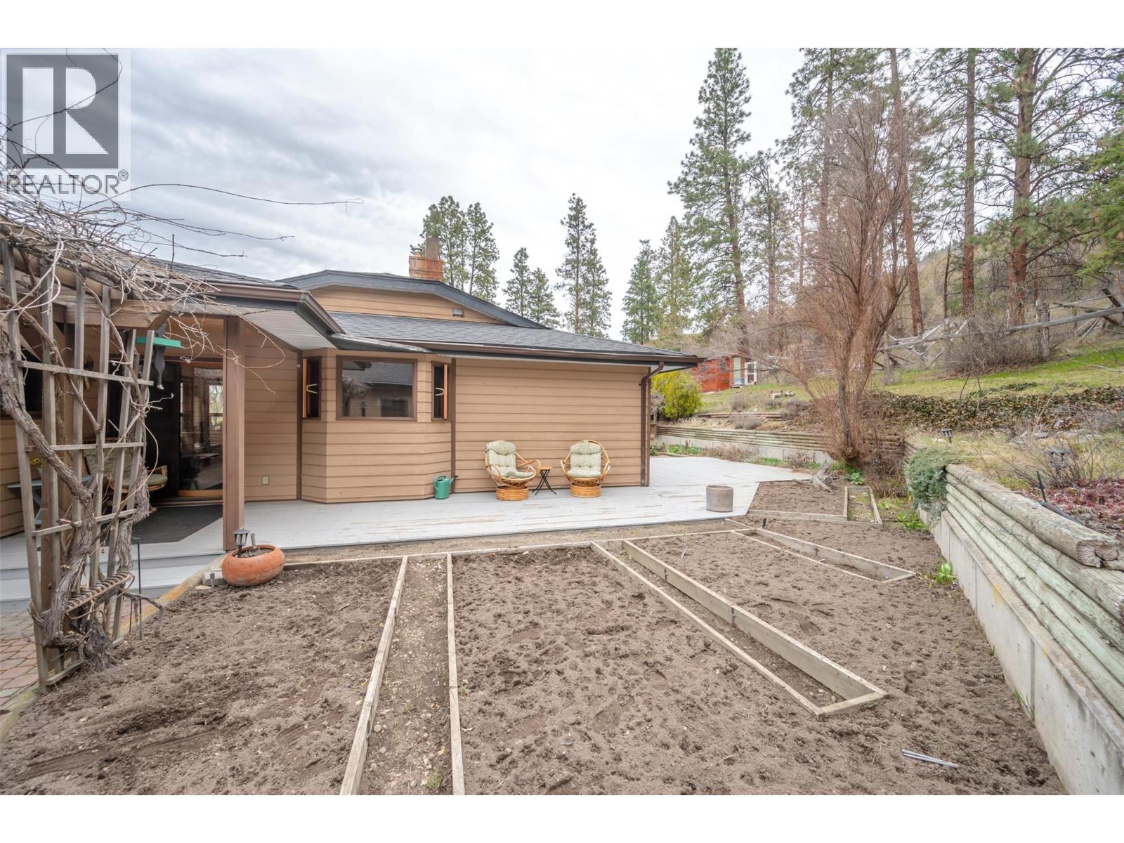 8015 Victoria Road S, Summerland