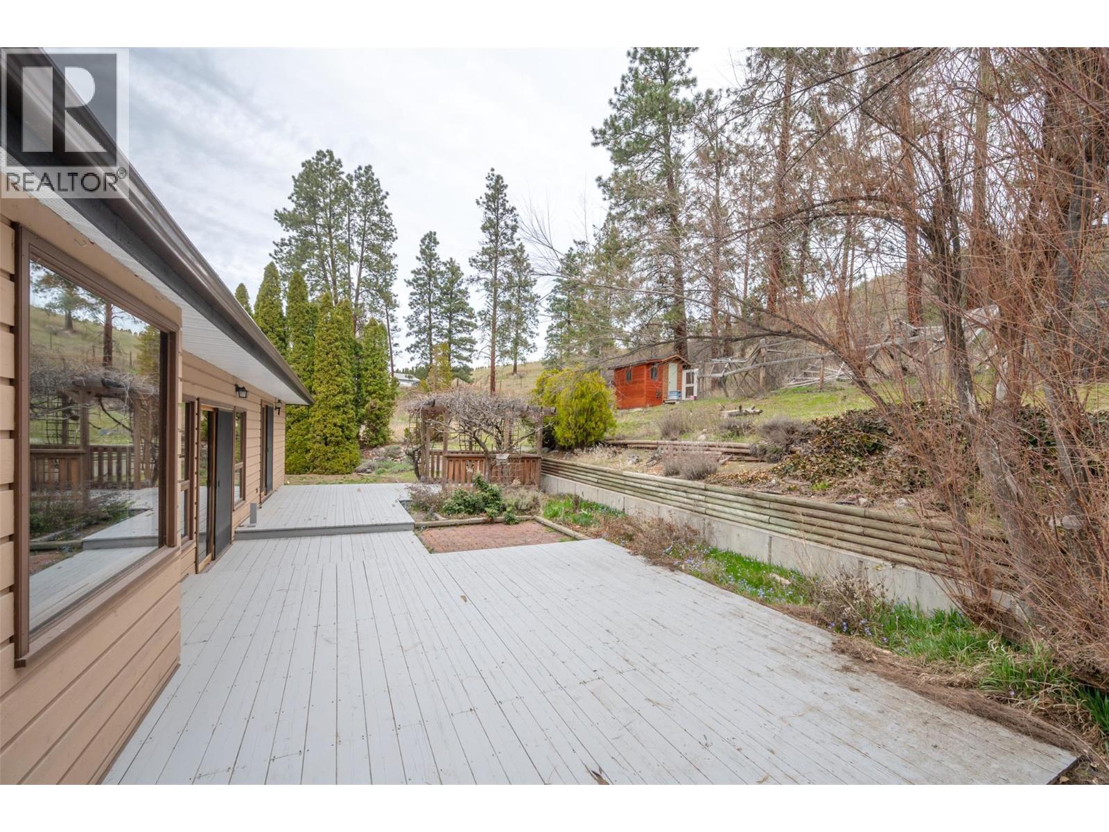 8015 Victoria Road S, Summerland