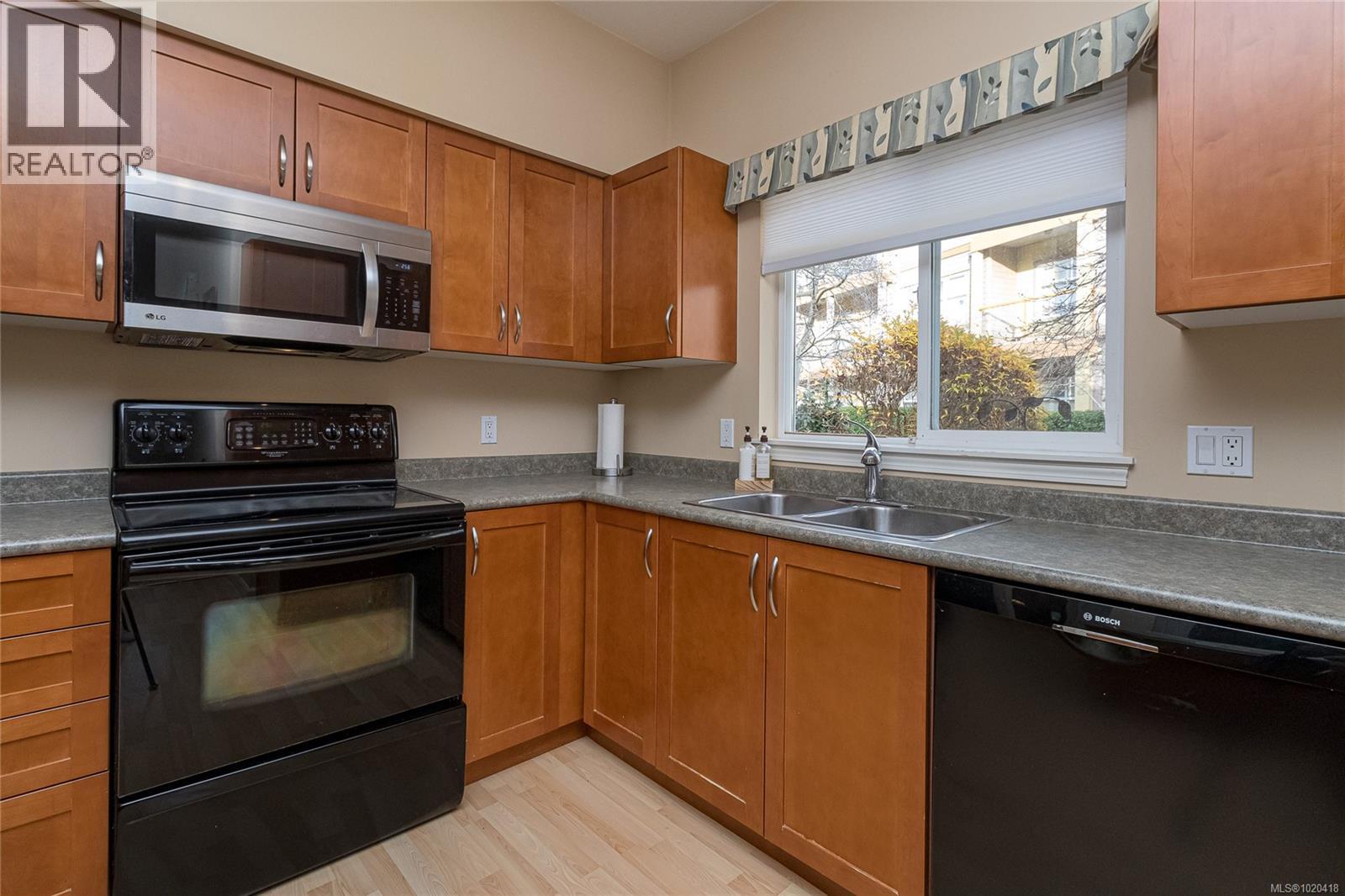 1954 Polo Park Crt, Central Saanich