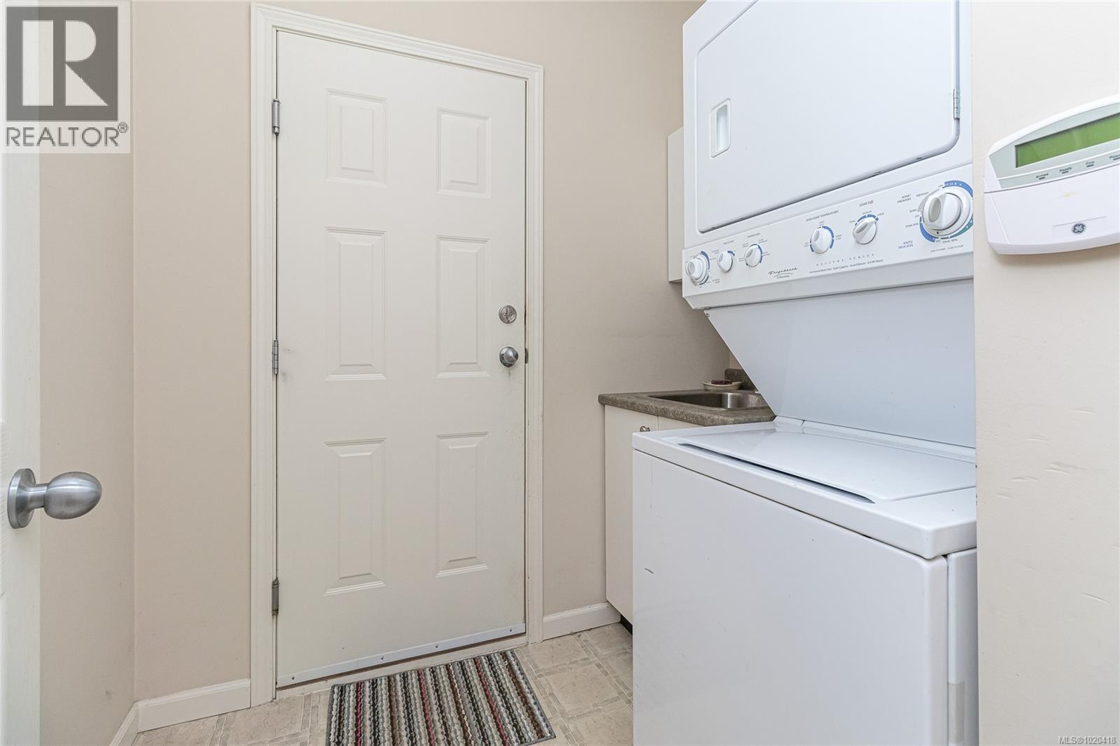 1954 Polo Park Crt, Central Saanich