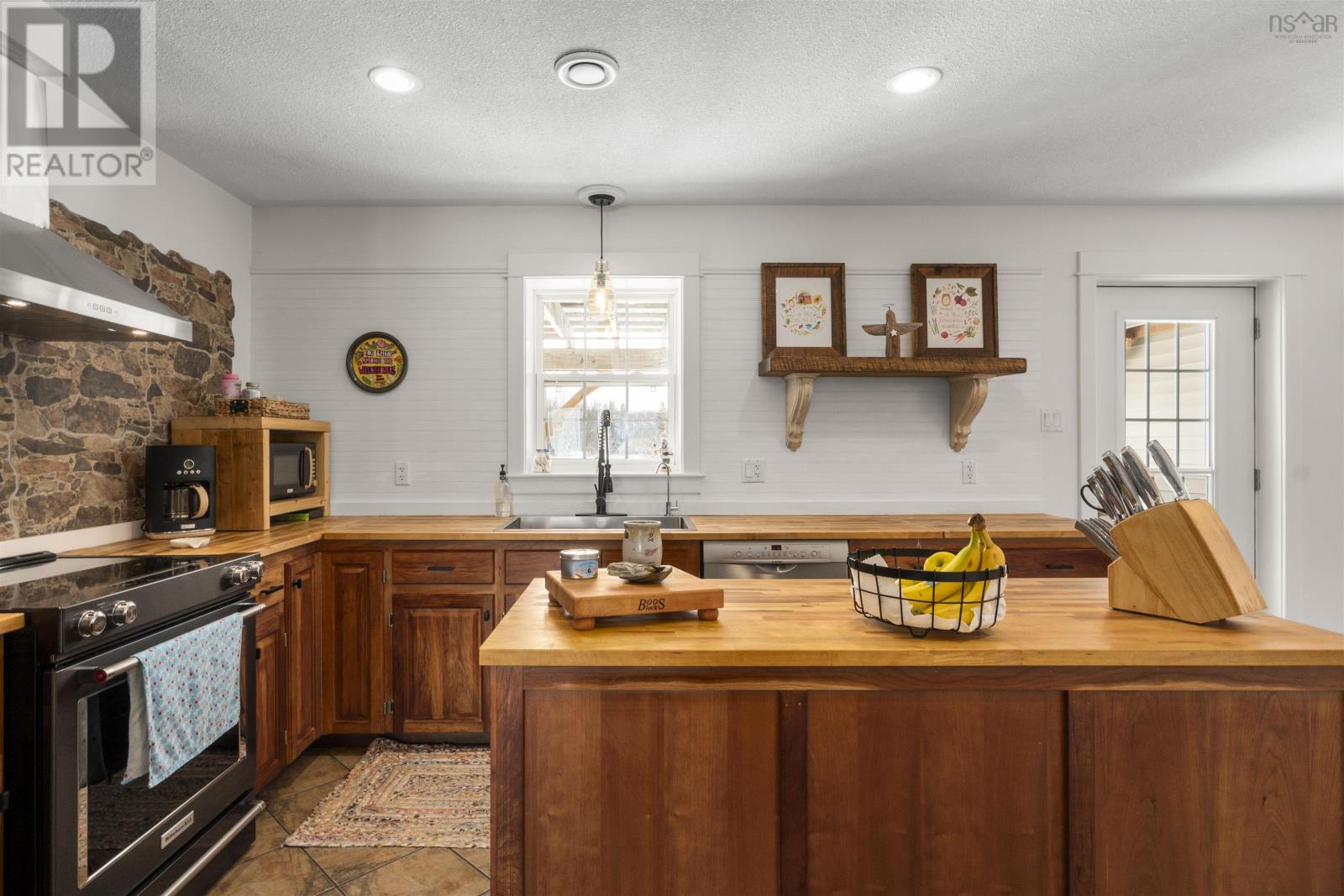 Property 11 of 49 of 10928 Highway 1