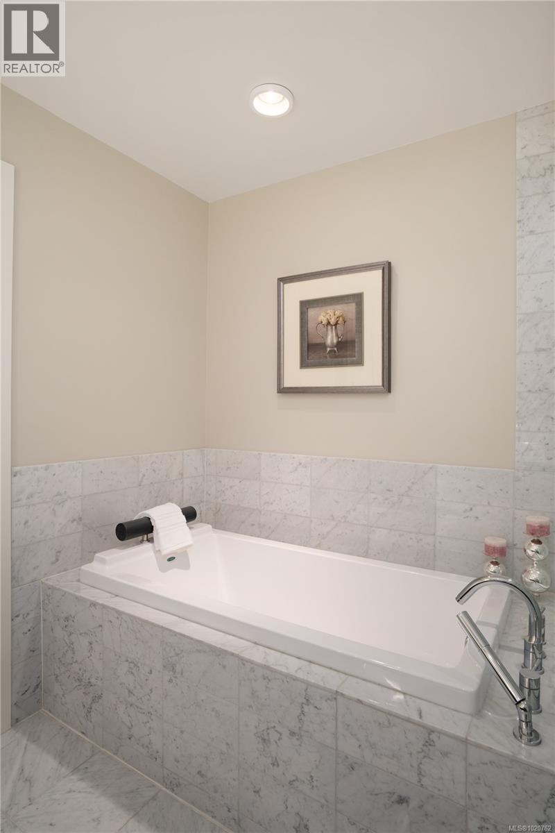 201 9809 Seaport Place, Sidney