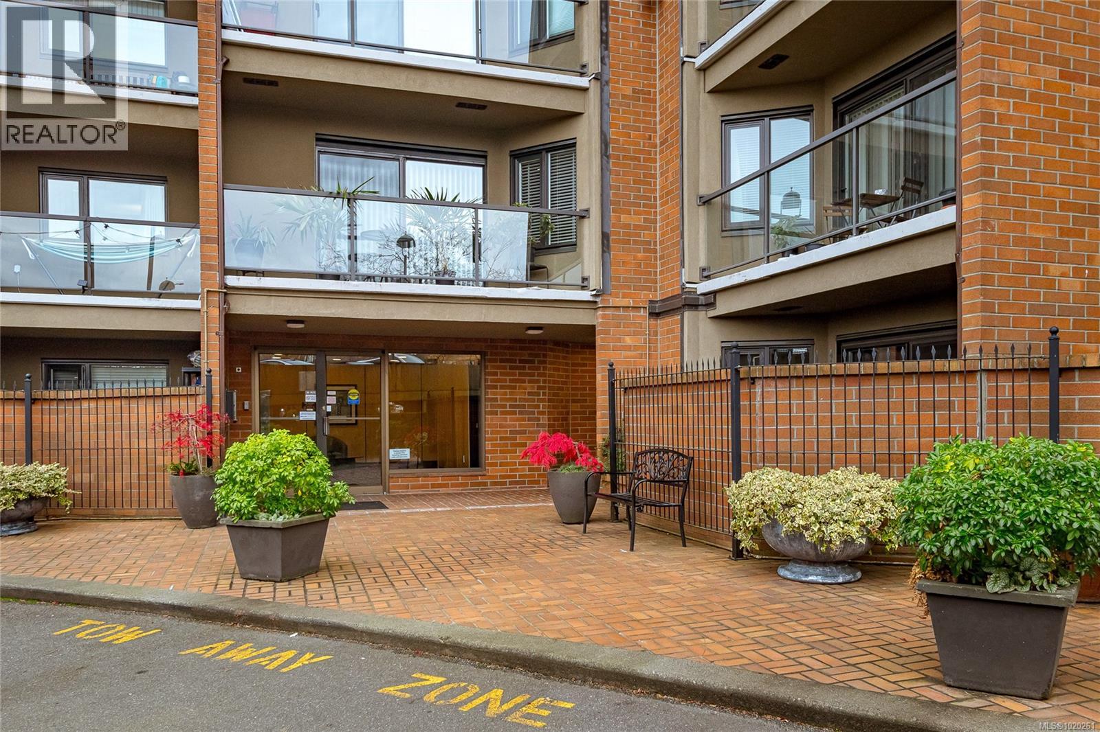 103 Gorge Rd E, Victoria - Exteriors - Photo 4