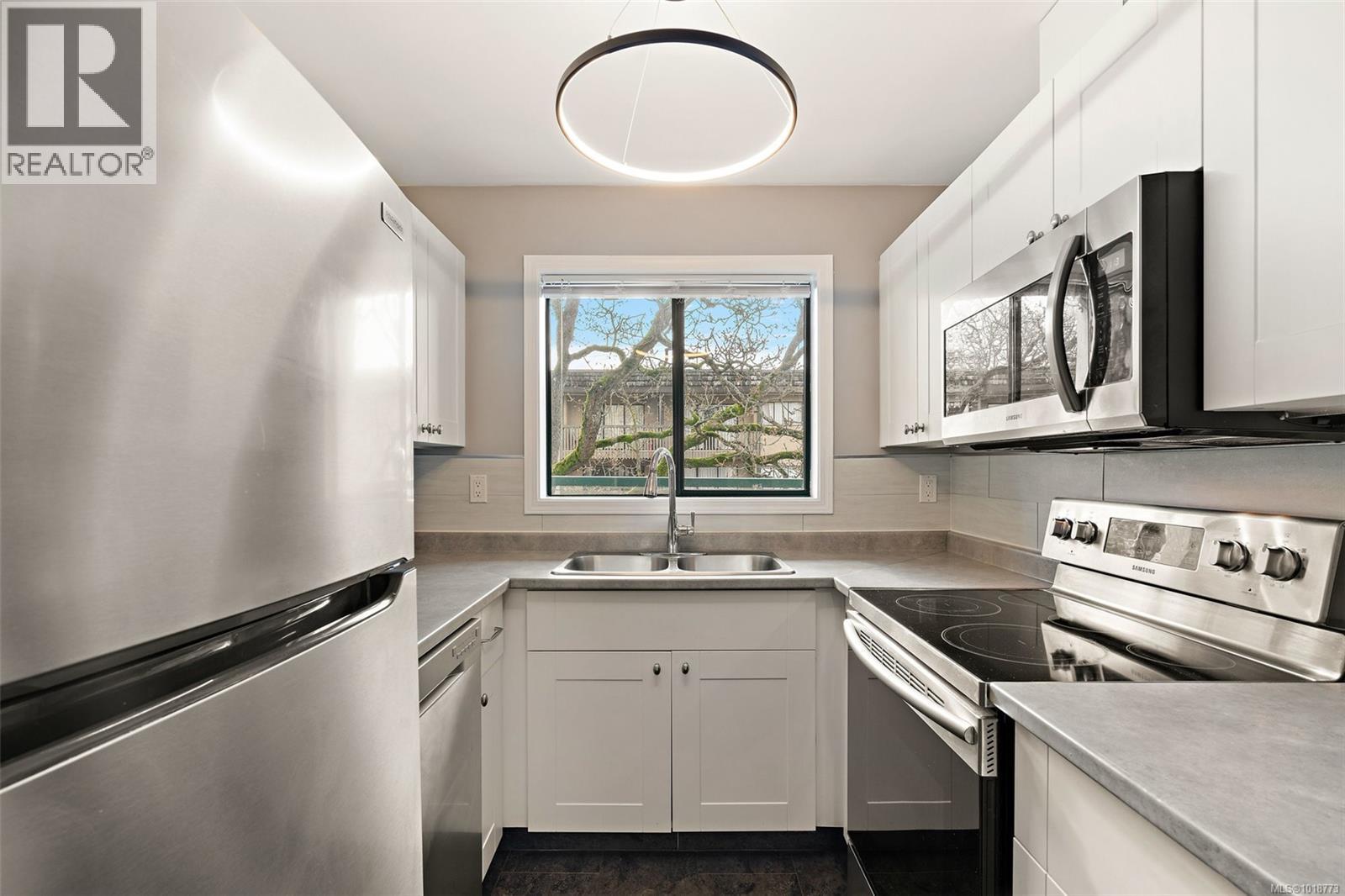 209 3460 Quadra St, Victoria