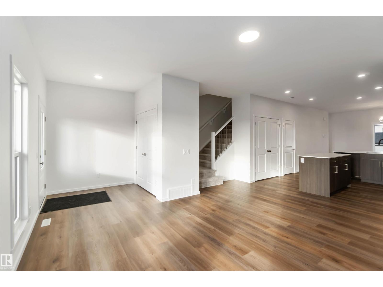 5452 Hawthorn RU SW SW, Edmonton