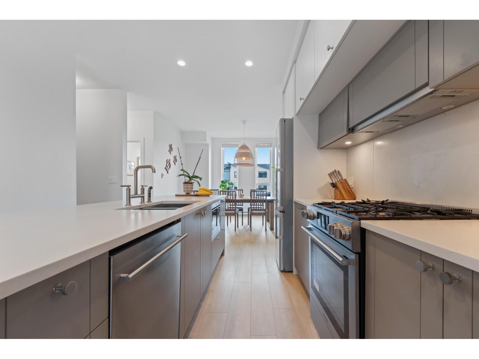 27 16685 25 AVENUE, Surrey