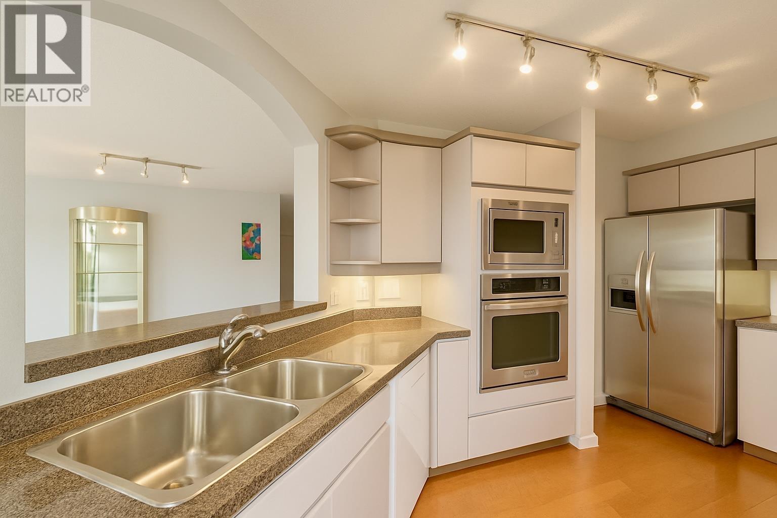 4D 338 TAYLOR WAY, West Vancouver