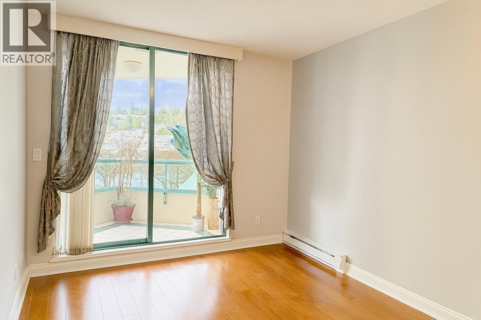 4D 338 TAYLOR WAY, West Vancouver