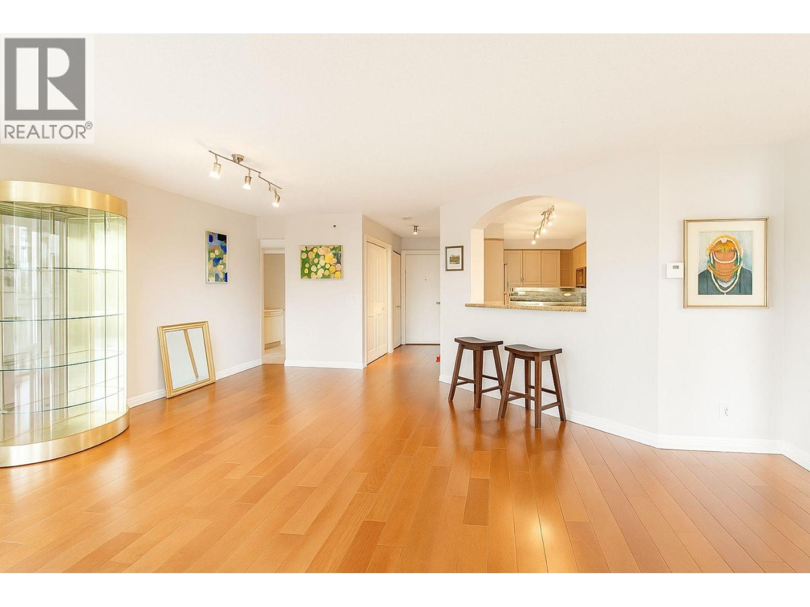 4D 338 TAYLOR WAY, West Vancouver