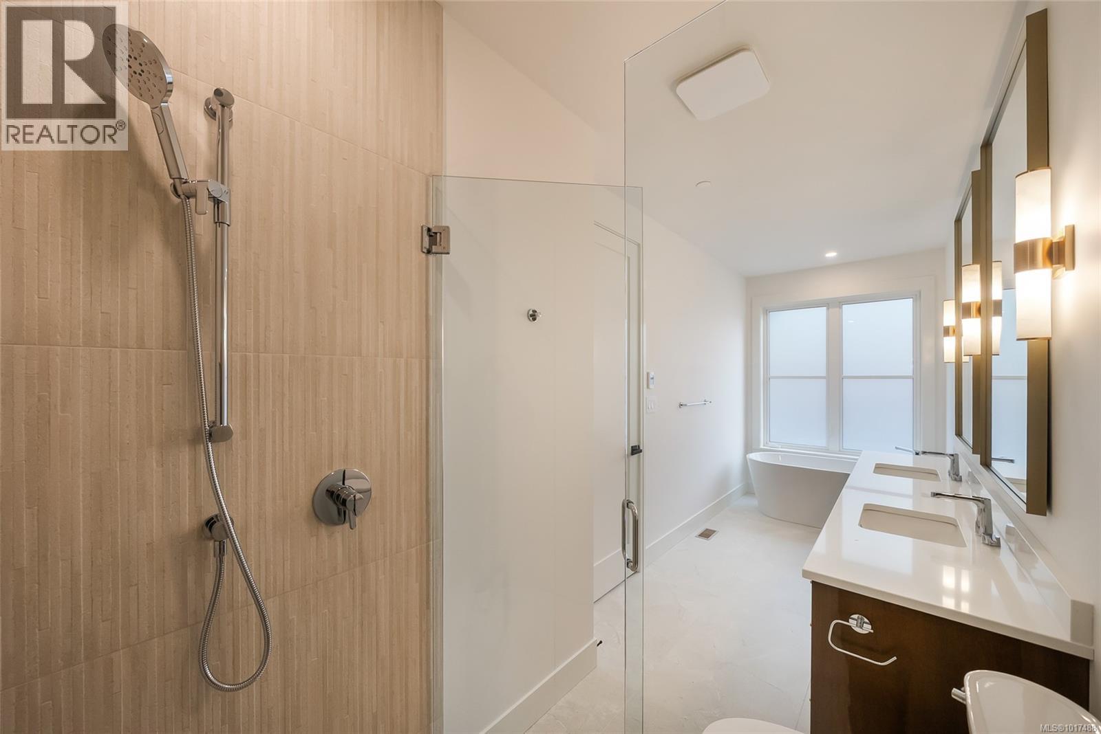 530 Hole-in-One Dr, Qualicum Beach