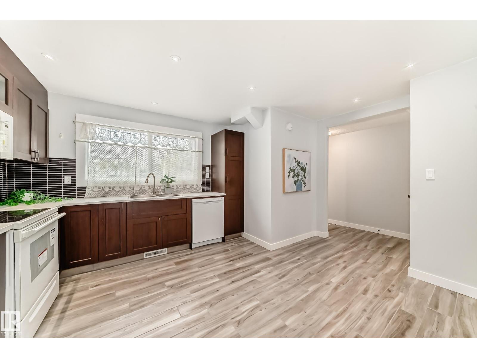 11811 44 ST NW, Edmonton