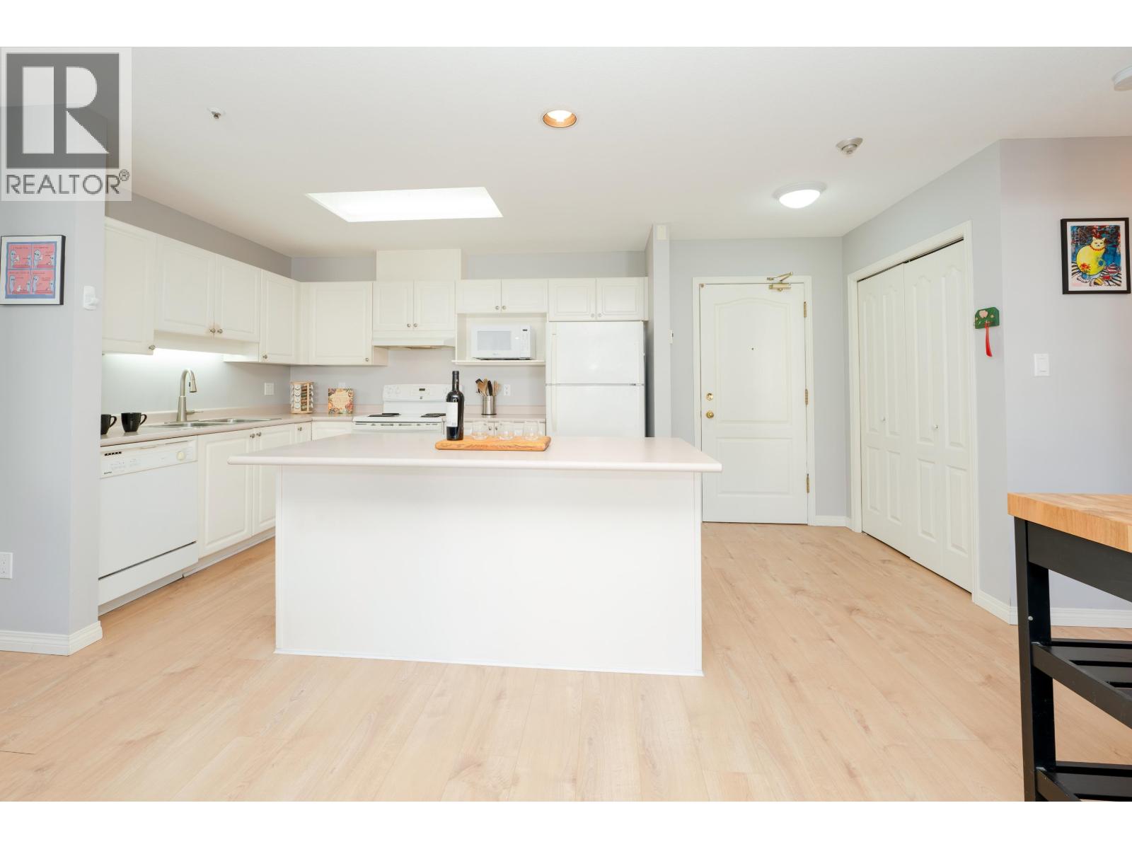 302 2968 BURLINGTON DRIVE, Coquitlam