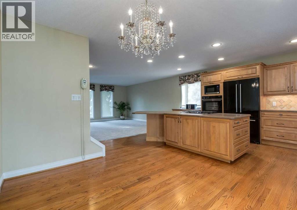 Single Family House 4 Level for Sale in  Southdale Road SW Southwood Calgary 