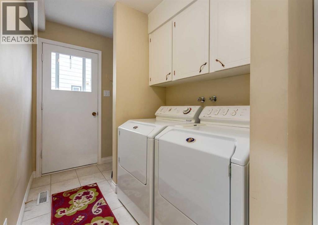 Single Family House 4 Level for Sale in  Southdale Road SW Southwood Calgary 