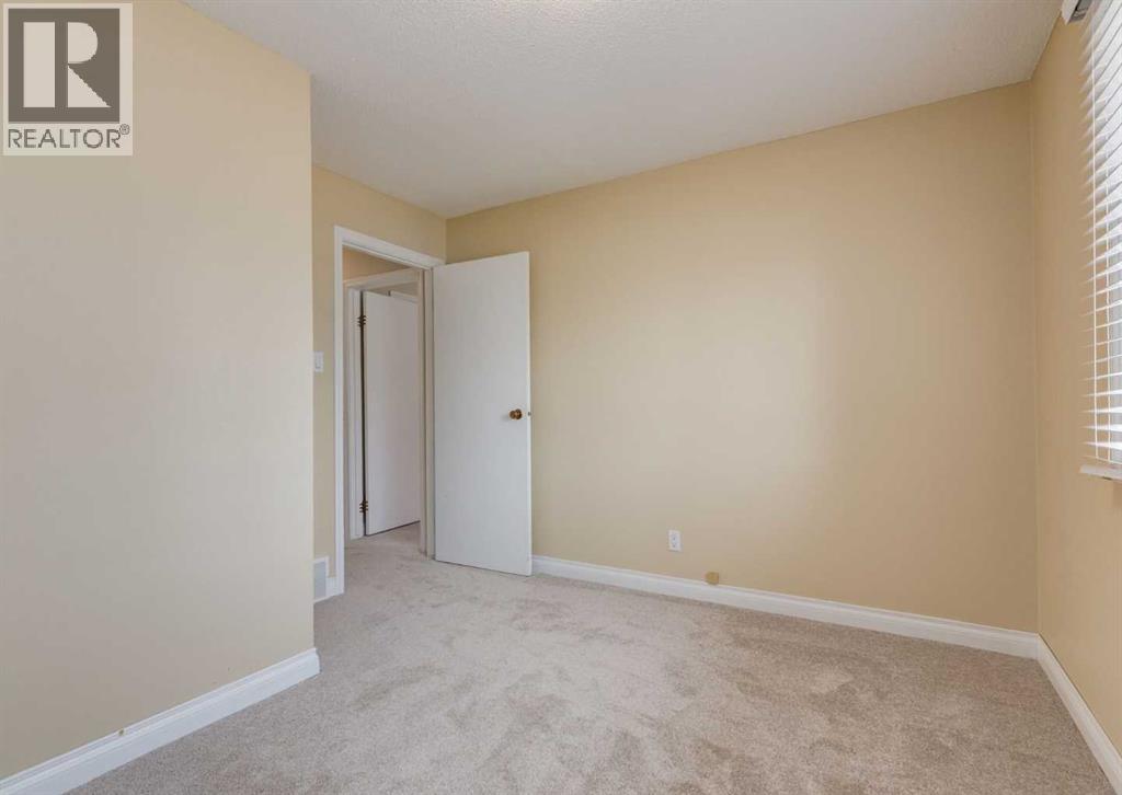 Single Family House 4 Level for Sale in  Southdale Road SW Southwood Calgary 