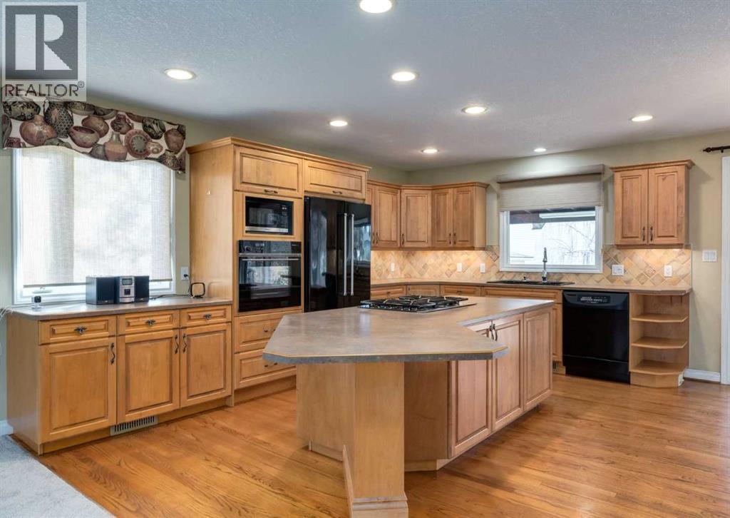 Single Family House 4 Level for Sale in  Southdale Road SW Southwood Calgary 