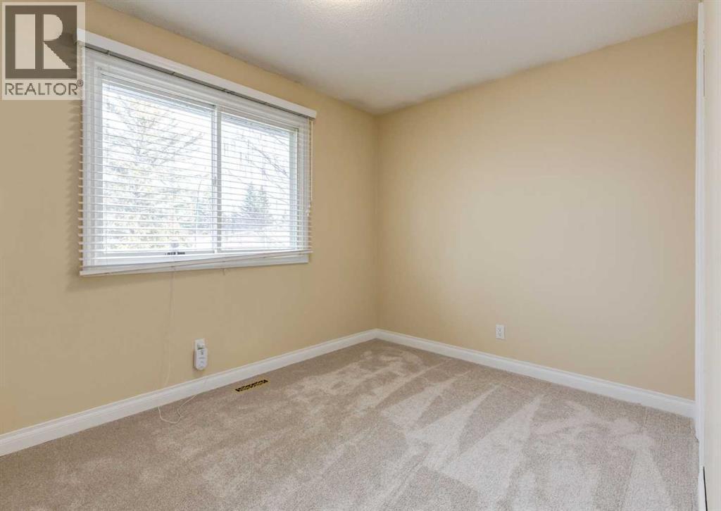 Single Family House 4 Level for Sale in  Southdale Road SW Southwood Calgary 