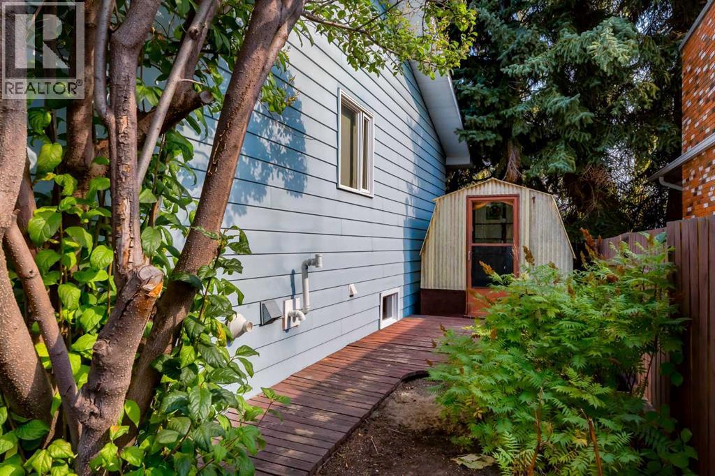 Single Family House 4 Level for Sale in  Southdale Road SW Southwood Calgary 