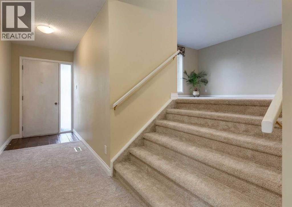 Single Family House 4 Level for Sale in  Southdale Road SW Southwood Calgary 